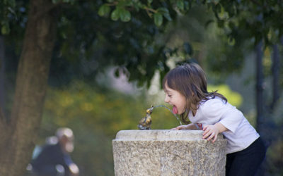 पहली बार शिशुओं को ठोस पदार्थ शुरू करने के बाद उन्हें पानी पिलाने का महत्व